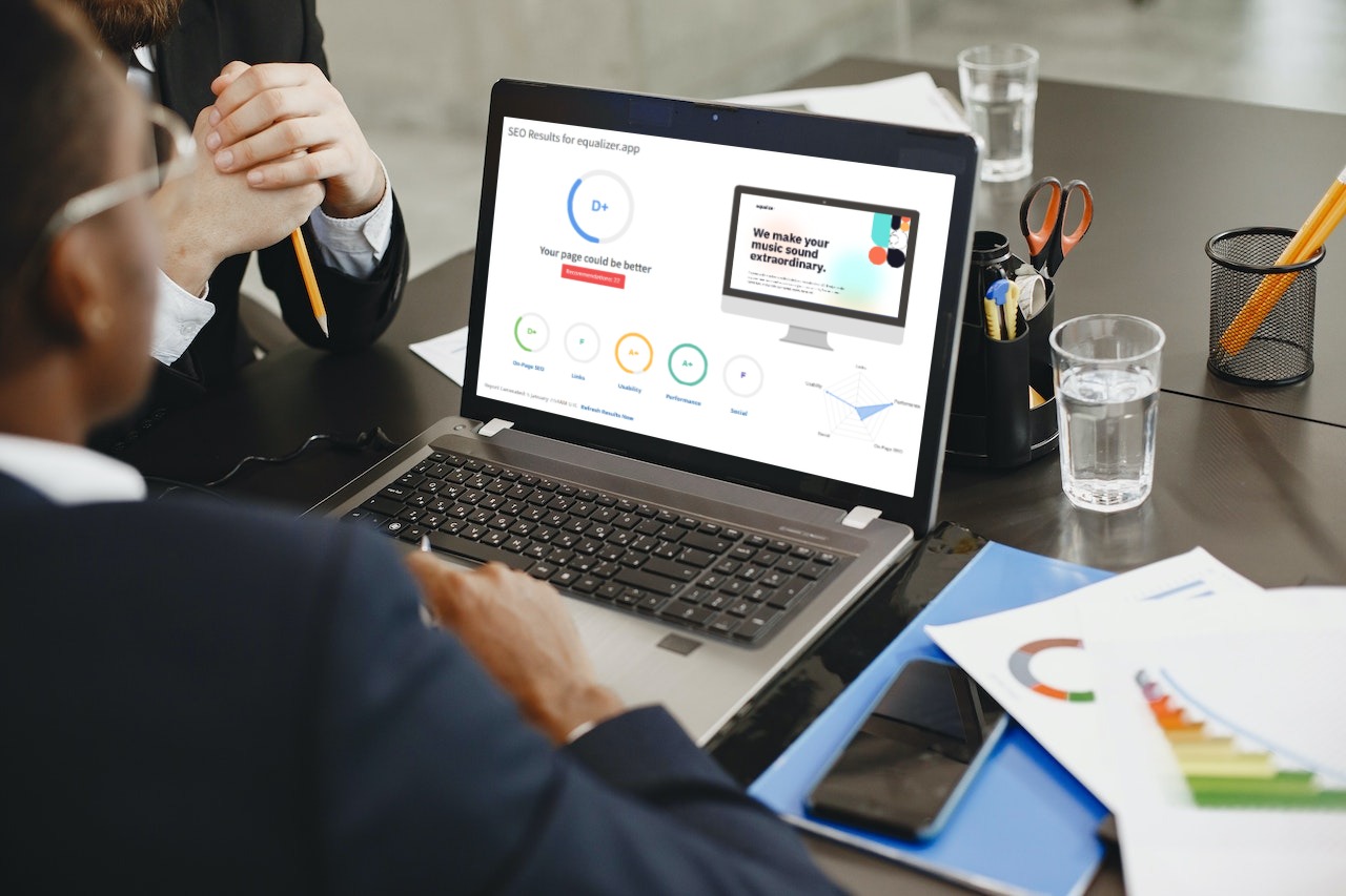 Man using website optimization audit report from Audit by Chérie